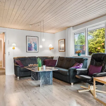 4 Bedroom Lovely In بيت للعطل *