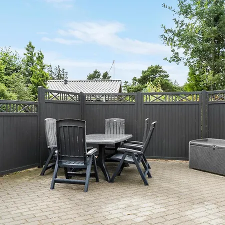 Semesterbostad 4 Bedroom Lovely In