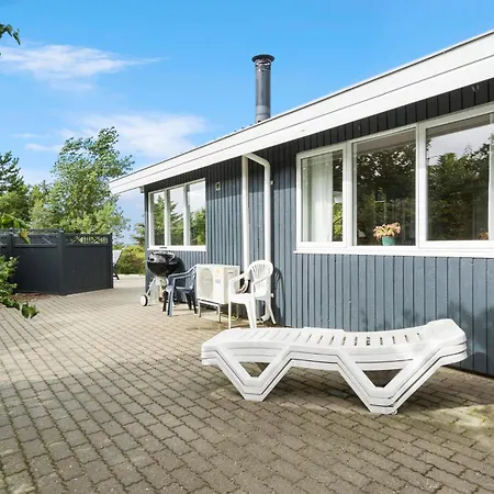 Semesterbostad 4 Bedroom Lovely In